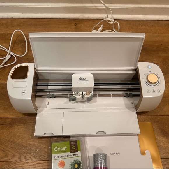 Cricut Explore Air with case, starter cutting set and more - Picture 6 of 16